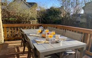 Lakeside cottage - Cotswold Water Park. decking area with dining furniture